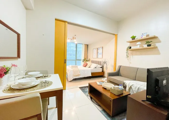 Luxury Bgc Across Uptown Mall #ournw19a Holiday home *