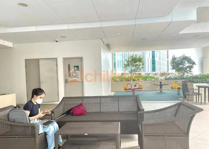 Luxury Bgc Across Uptown Mall #ournw19a *